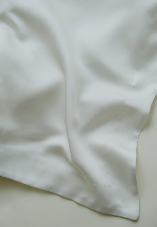 Hvid TENCEL™ Lyocell stof nærbillede – NUS sengetøj blød og bæredygtig tekstil